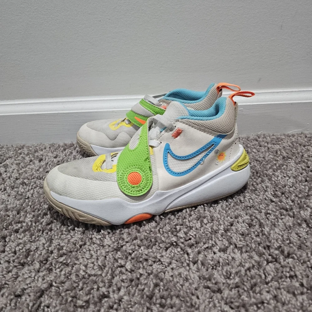 Nike Youth Team Hustle Low Pale Ivory Action Green Shoes